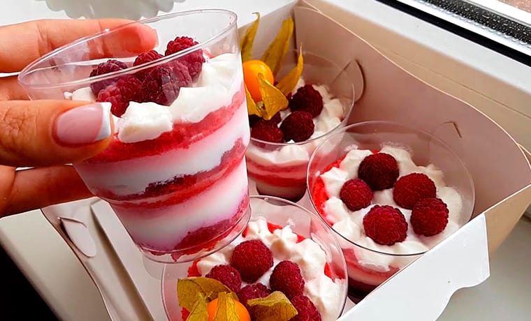 Десерт Красный бархат с ягодами