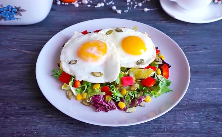 Яйца глазунья и легкий салат