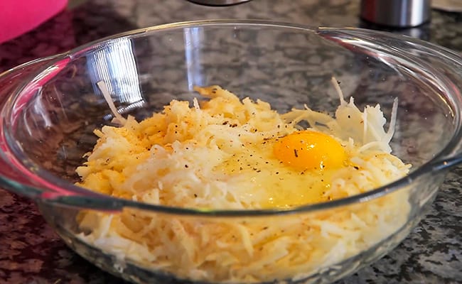 В мику добавляем яйца и специи