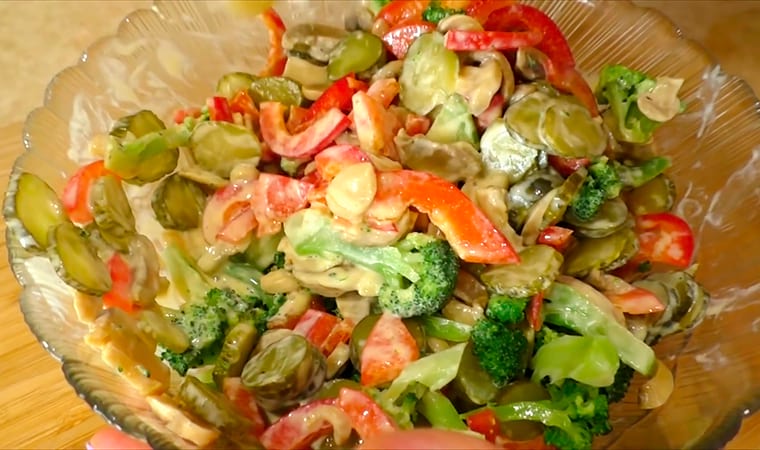 PP salat s brokkoli marinovannymi ogurcami i gribami