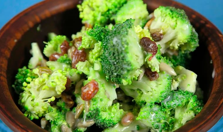 Salat iz syroj brokkoli s izjumom i semechkami 2