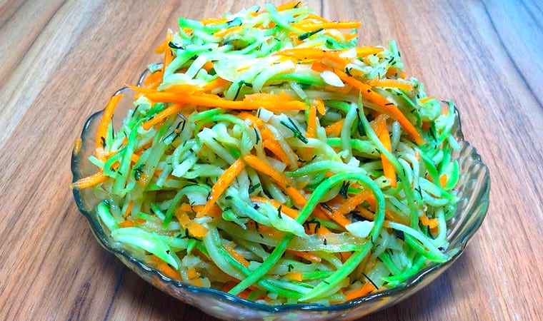 Vitaminnyj salat iz morkovi i kabachka