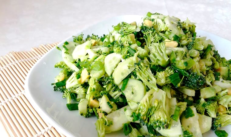 Zelenyj vitaminnyj salat s ogurcom brokkoli i avokado
