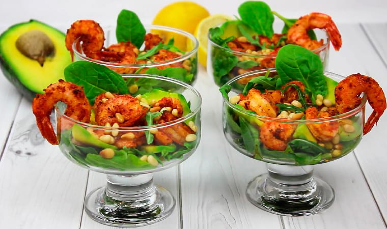 Salat s avokado krevetkami i sochnoj zelenju