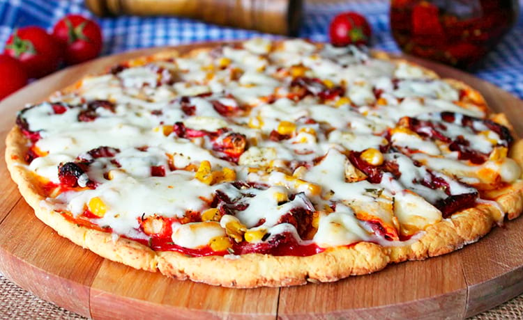 Пицца на творожном тесте с курицей, моцареллой и помидорами