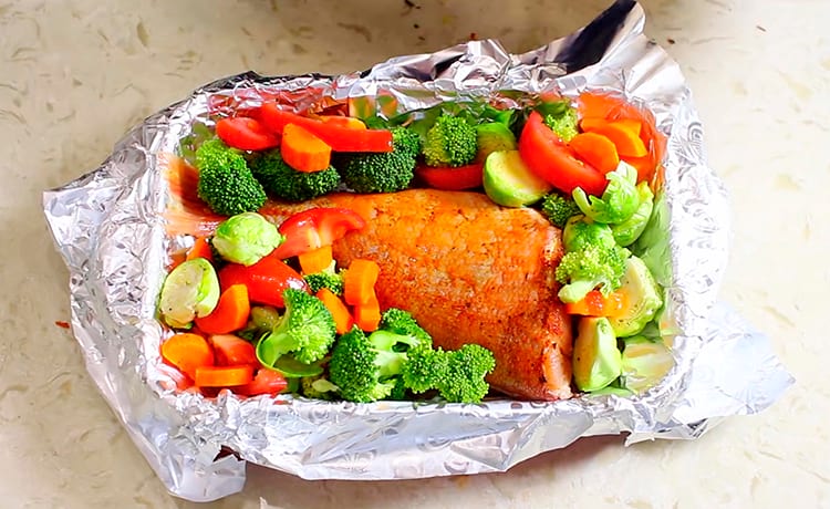 Запеченная рыба с овощами в фольге