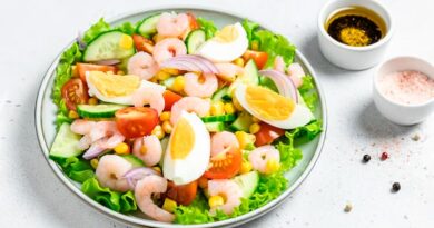 Белковый салат с креветками, яйцом и овощами