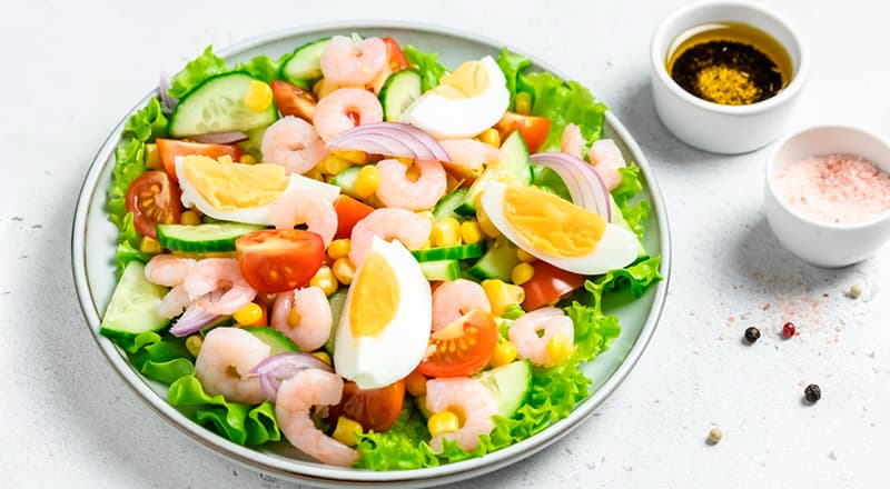 Белковый салат с креветками, яйцом и овощами