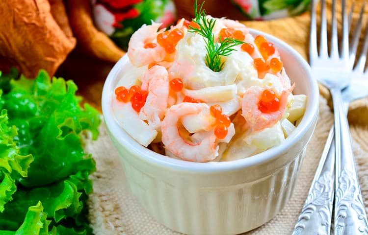 Белковый салат с кальмарами, креветками и красной икрой