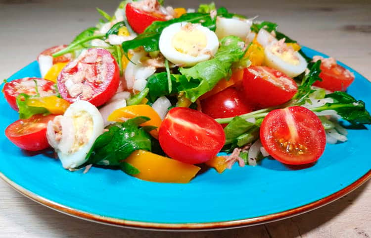 ПП салат с тунцом, овощами и перепелиными яйцами