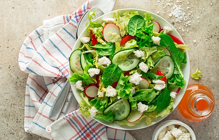 Салат из овощей с творогом и шпинатом