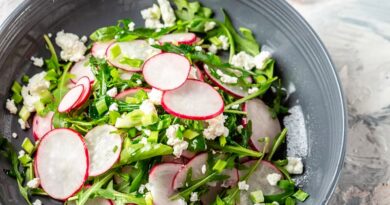 Салат с творогом, редиской и зеленым луком