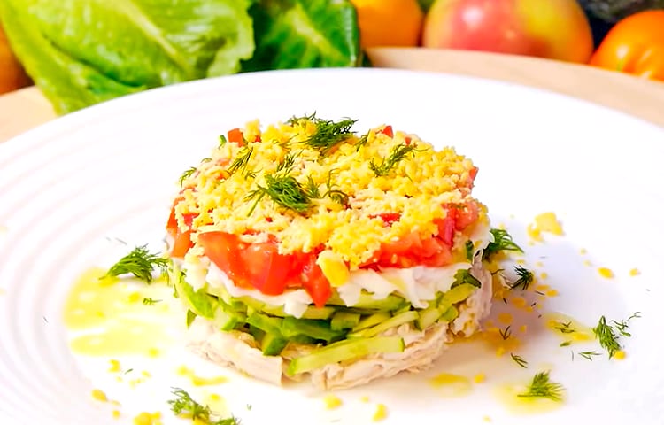 ПП-салат с куриной грудкой, яйцом и овощами