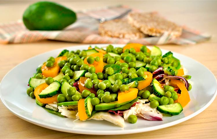 ПП салат с зеленым горошком и авокадо