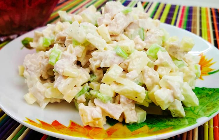 ПП-салат из курицы с яблоком и сельдереем