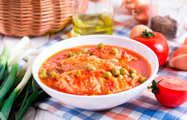 Филе индейки в томатном соусе с овощами