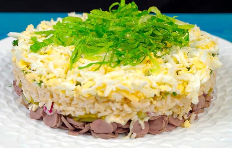 Слоеный салат из печени с рисом