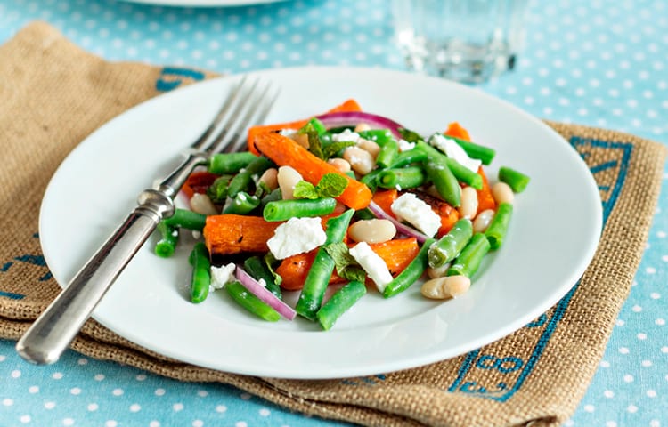 Фасолевый ПП-салат с запеченной морковью