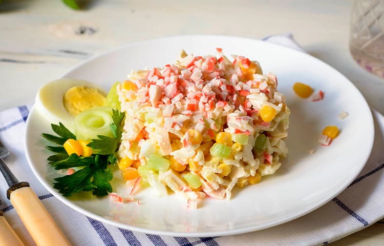 ПП крабовый салат с яйцом и сельдереем
